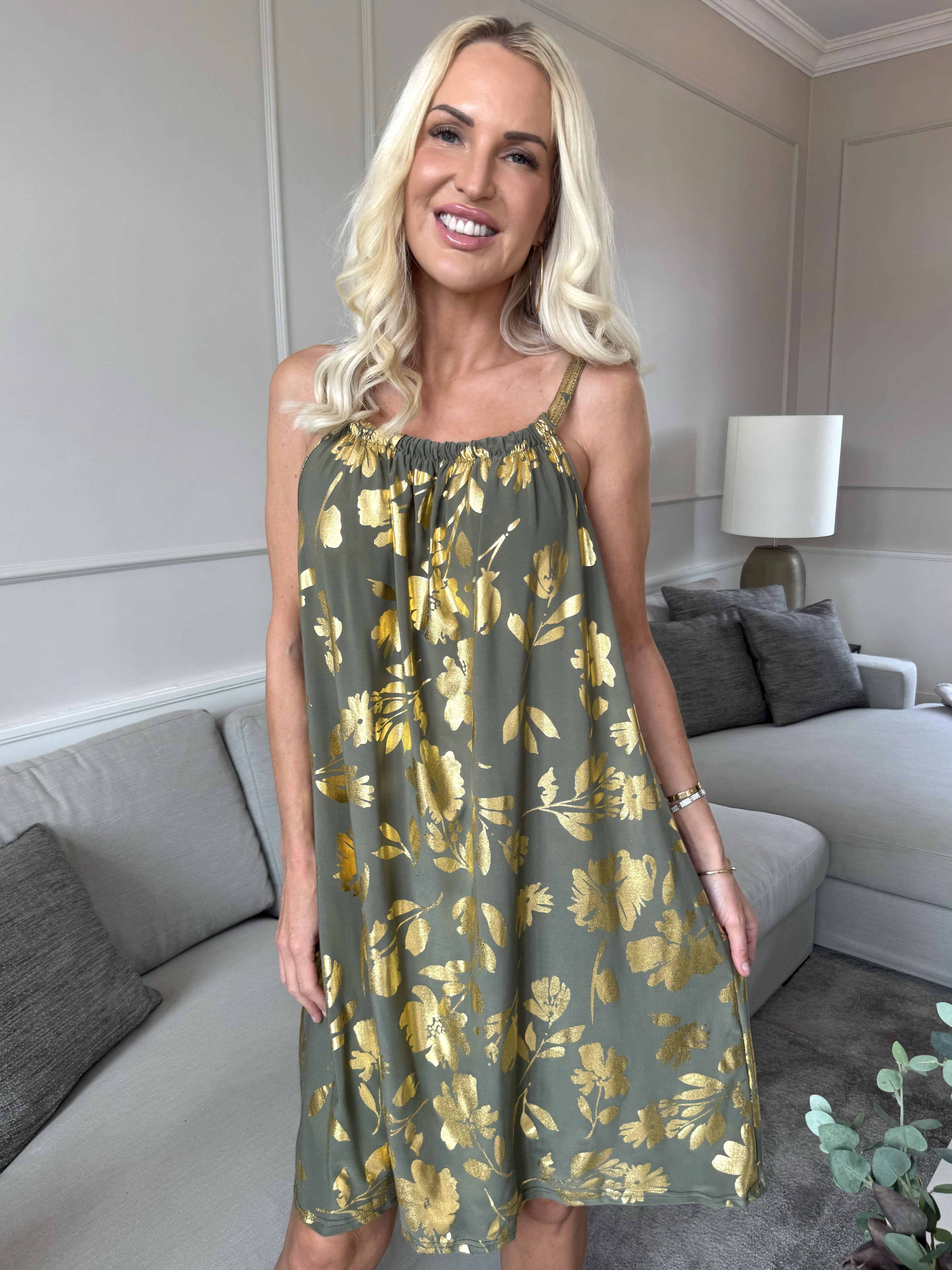 SunLove Gold Flower - Elastisk stropkjole med store guldblade